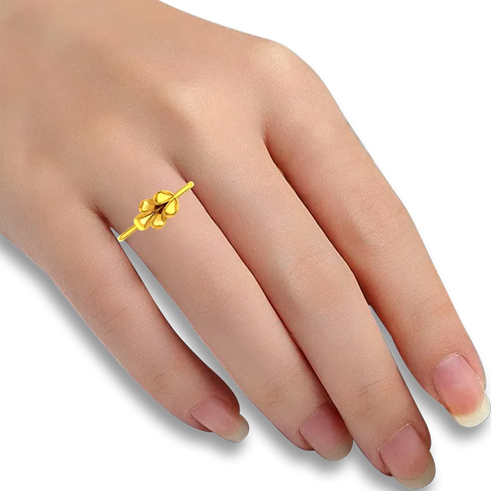 18k Gold Ring With A Leaf Design On Top