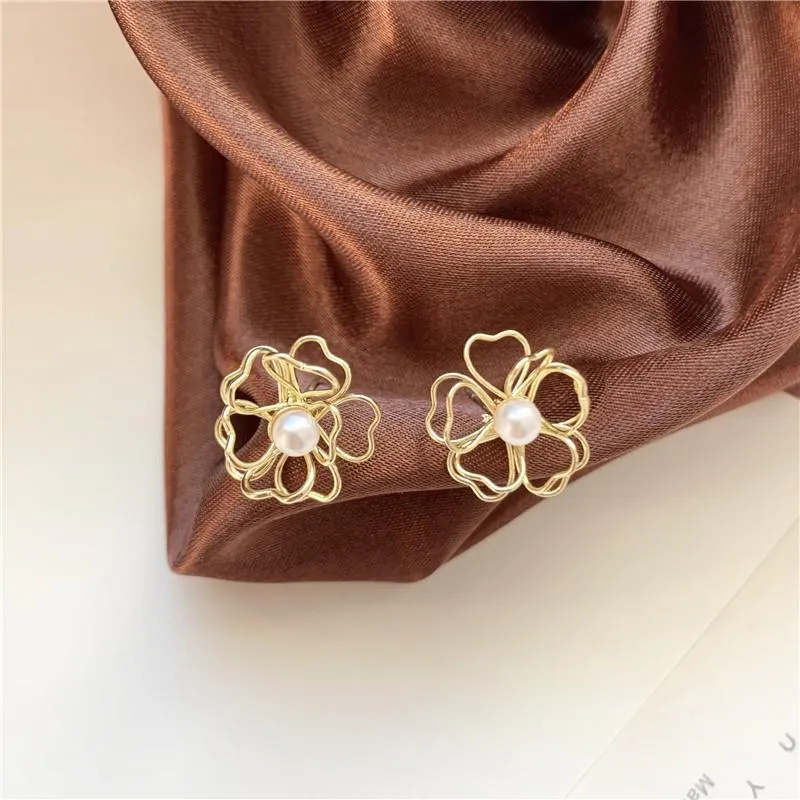 just-lil-things-pin-earrings-gold-earrings-jlt10184