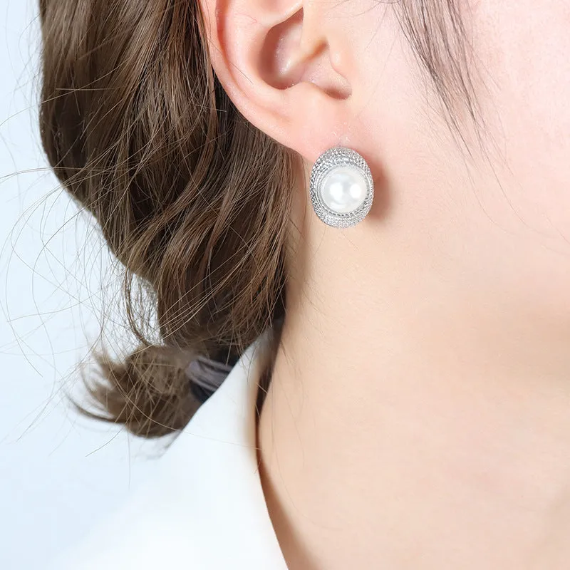 Pearlescent Electroplated C-Shaped Earrings with a Touch of Summer Glam