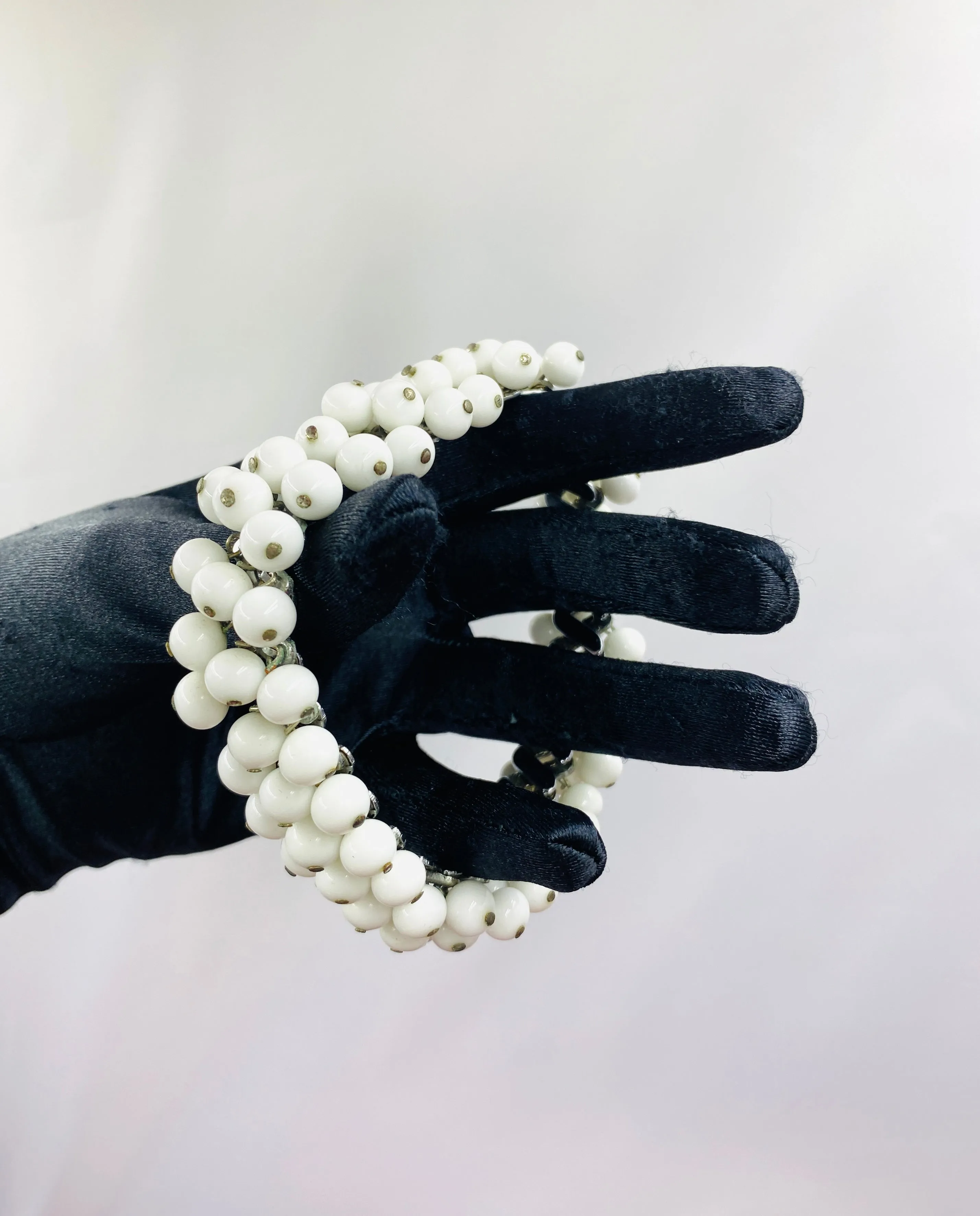 Vintage 1950s White Glass Bead Cha Cha Expansion Bracelet